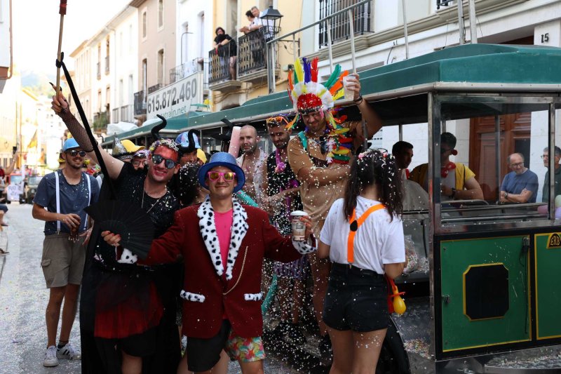 Les carrosses de Gata omplin el recorregut d’enginy, confeti,… i crítiques per l’entrada de bous “sorpresa” Les carrosses de Gata omplin el recorregut d’enginy, confeti,… i crítiques per l’entrada de bous “sorpresa”